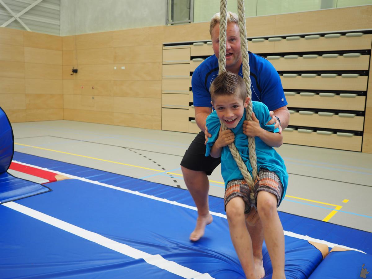 Sport-Z Jongen begeleider touw sporthal.8c6147061e4bcfcdedb5bcb88f757e7f