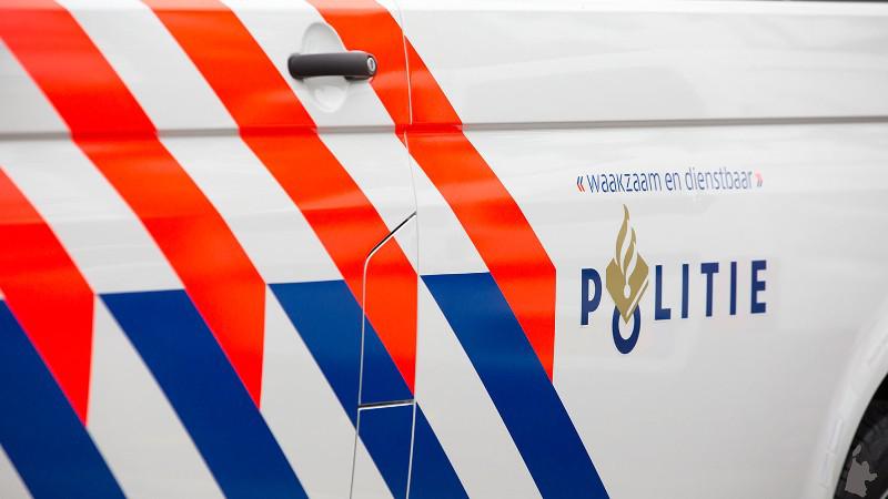 zijkant-politieauto-met-logo