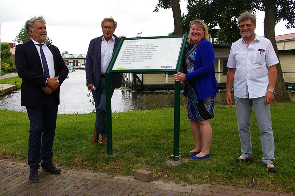OfficiÃ«le onthulling van de gedichtenborden met gedichten van dorpsdichter Ben Wansink