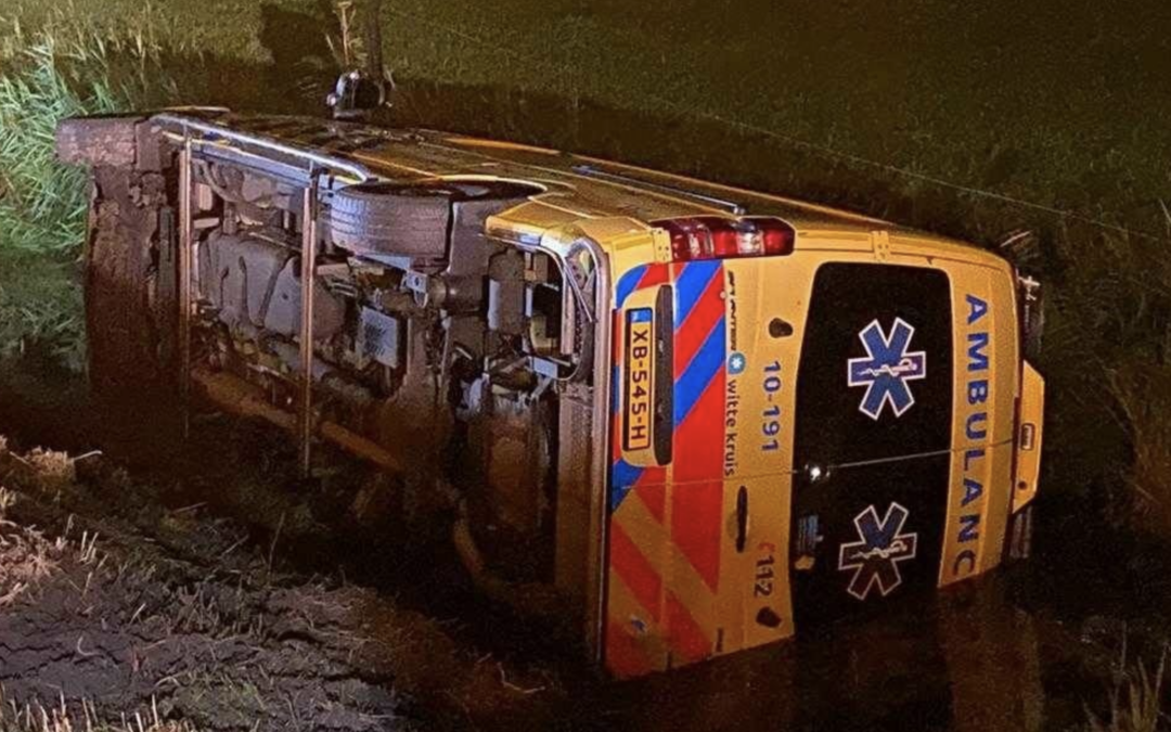Ambulance onderweg naar melding raakt te water.