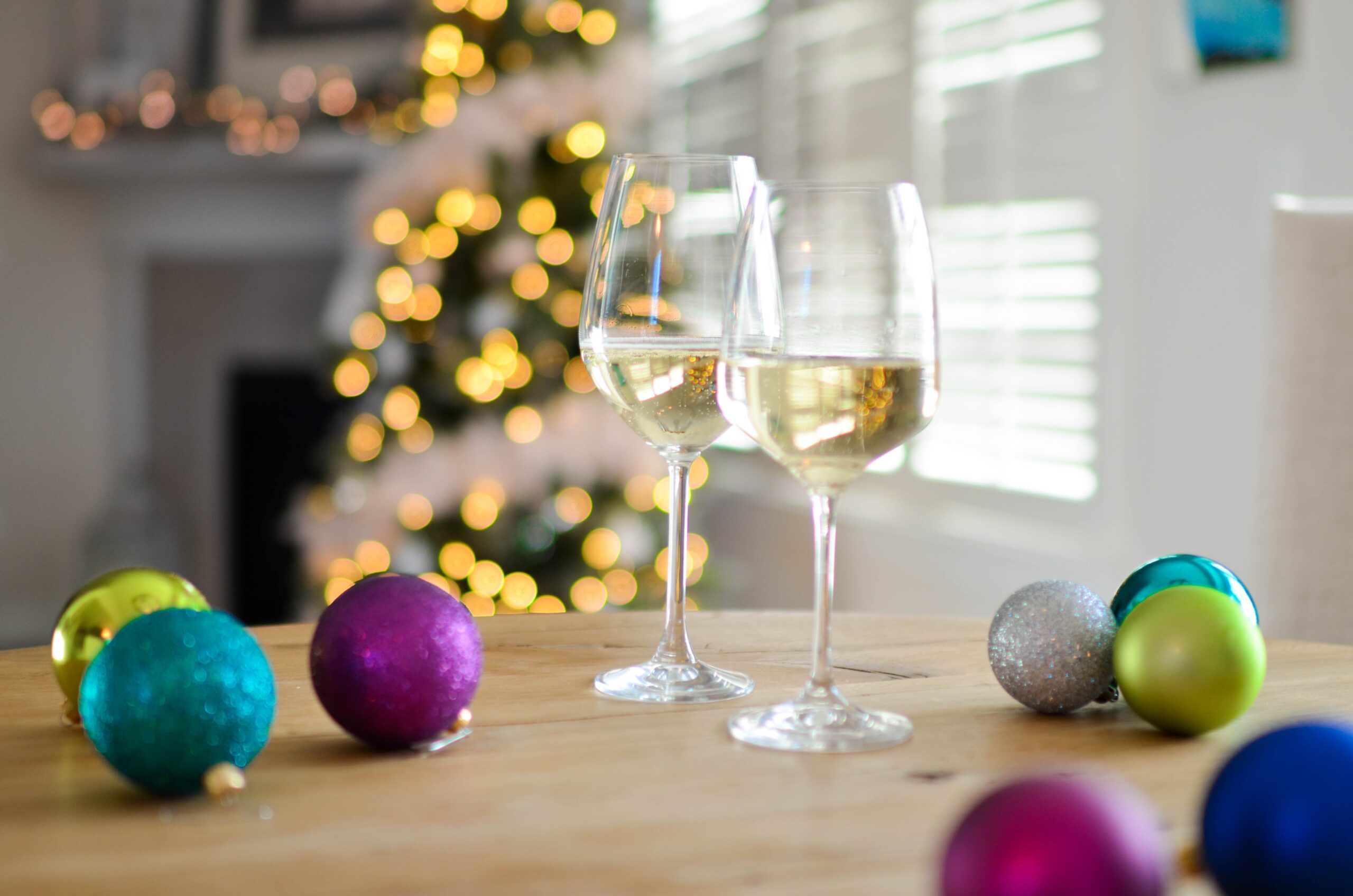 2 glazen met kerstballen
