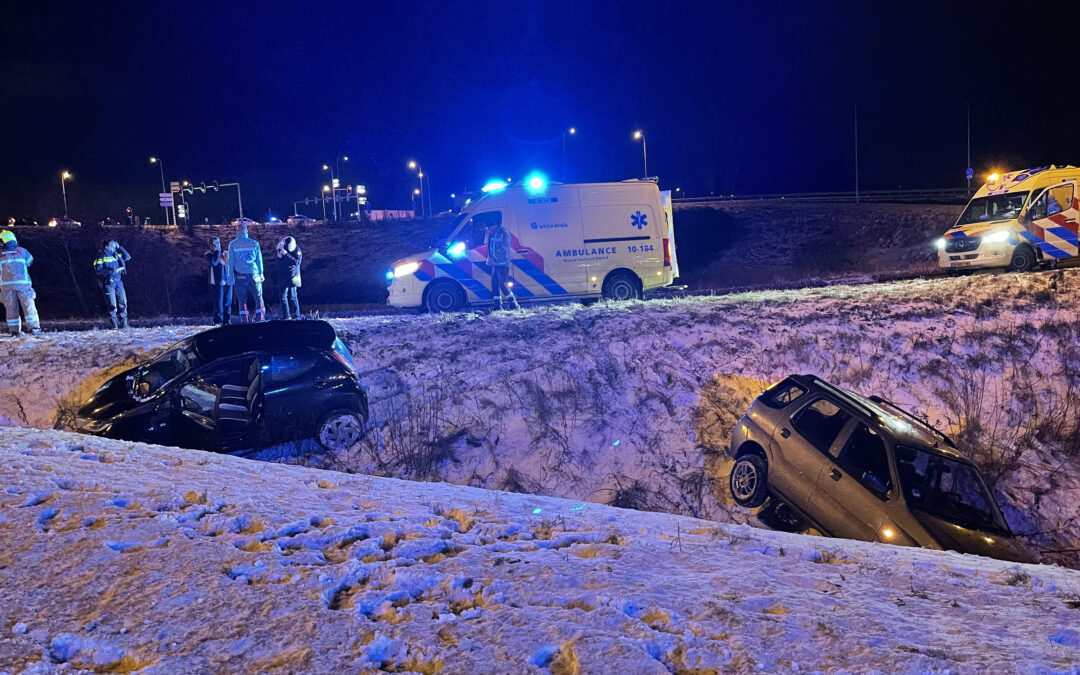 Twee autos vliegen uit de bocht op N242