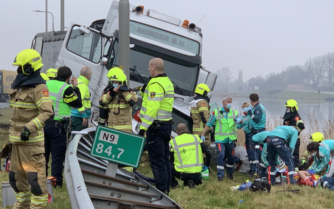 Ongeval N9 Koedijk dode en zwaargewonde na aanrijding met vrachtwagen (video)