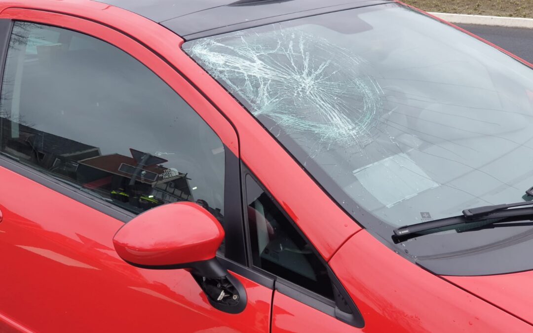 Fietser met spoed naar het ziekenhuis na aanrijding Voorburggracht