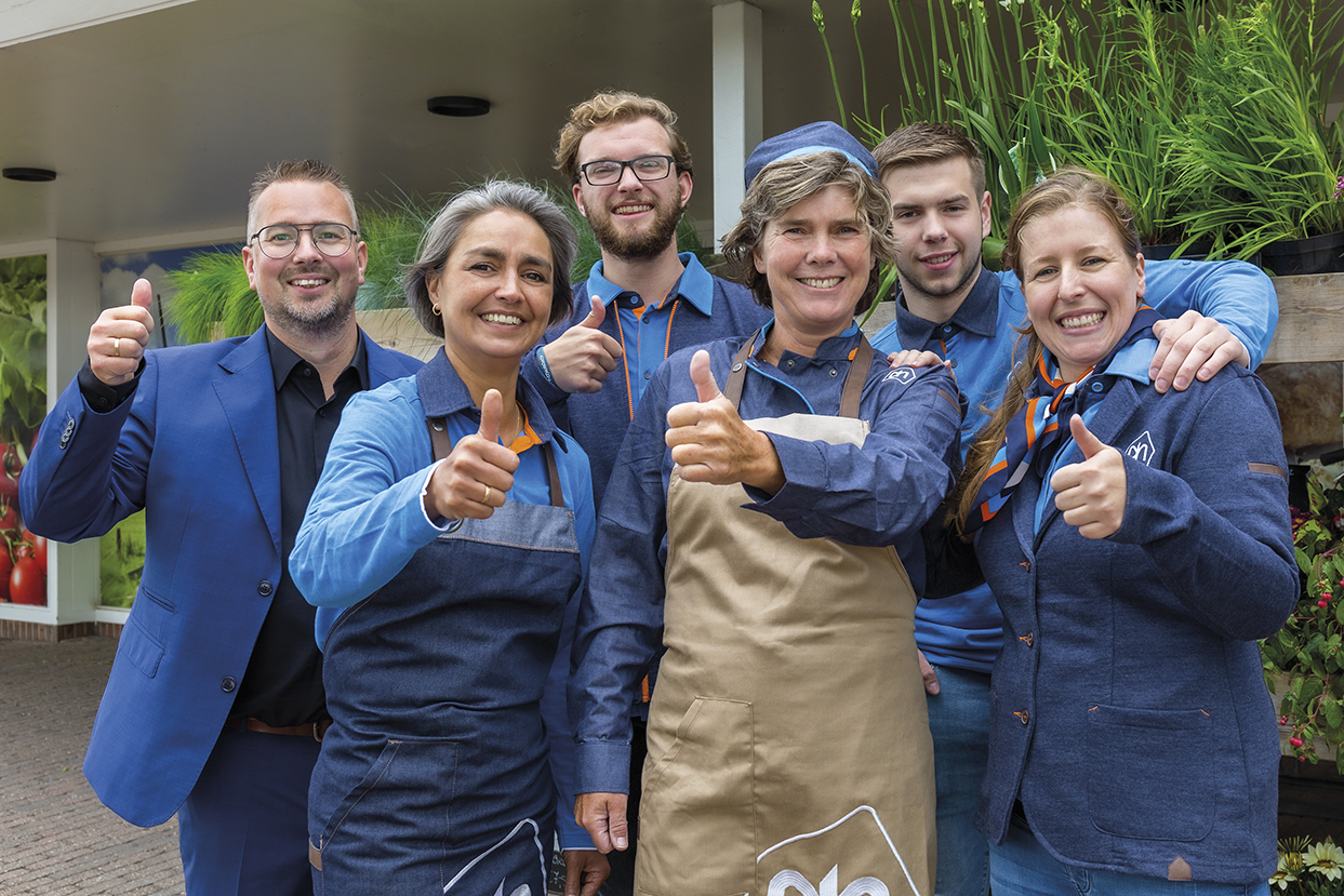 Klanten zien het vertrouwde winkelteam terug in Albert Heijn Noord-Scharwoude. Foto – Albert Heijn, Pieter Hulleman