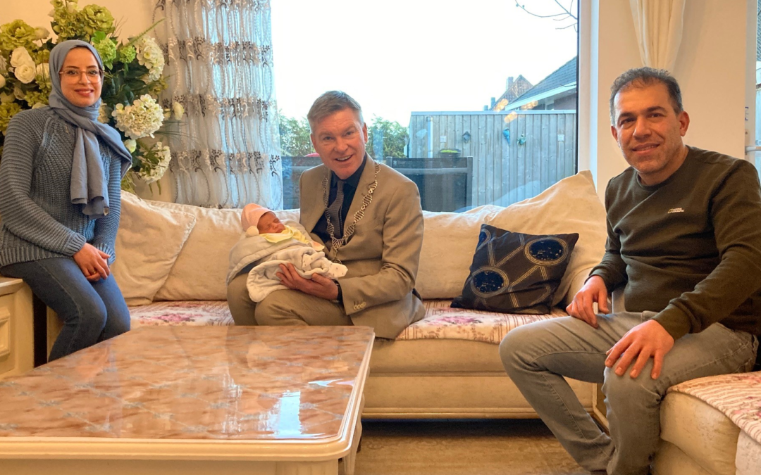 Burgemeester Rehwinkel bezoekt eerste baby Dijk en Waard