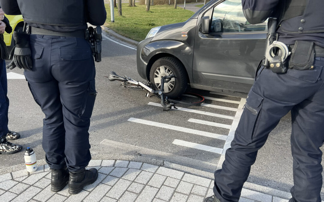 Wielrenner gewond na aanrijding op de Geestweg Zuid-Scharwoude