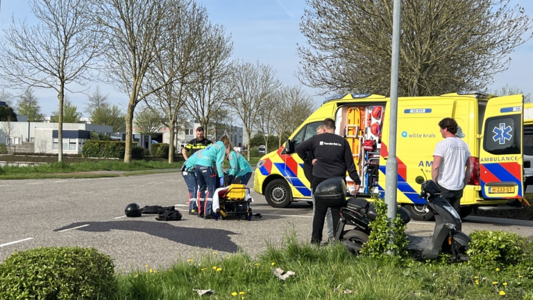 60109145scooterrijder-gewond-bij-aanrijding-op-de-punt-in-broek-op-langedijk