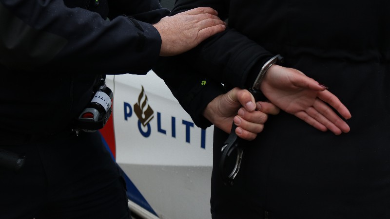 aanhouding-politieagent-handboeien-05