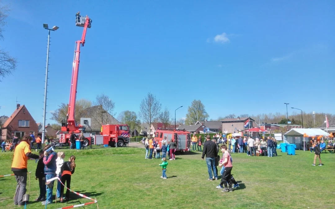 Rondje in een cabrio stadsbus, kinderspelen met dansworkshop en katknuppelen in ’t Kruis Heerhugowaard tijdens Koningsdag 2023