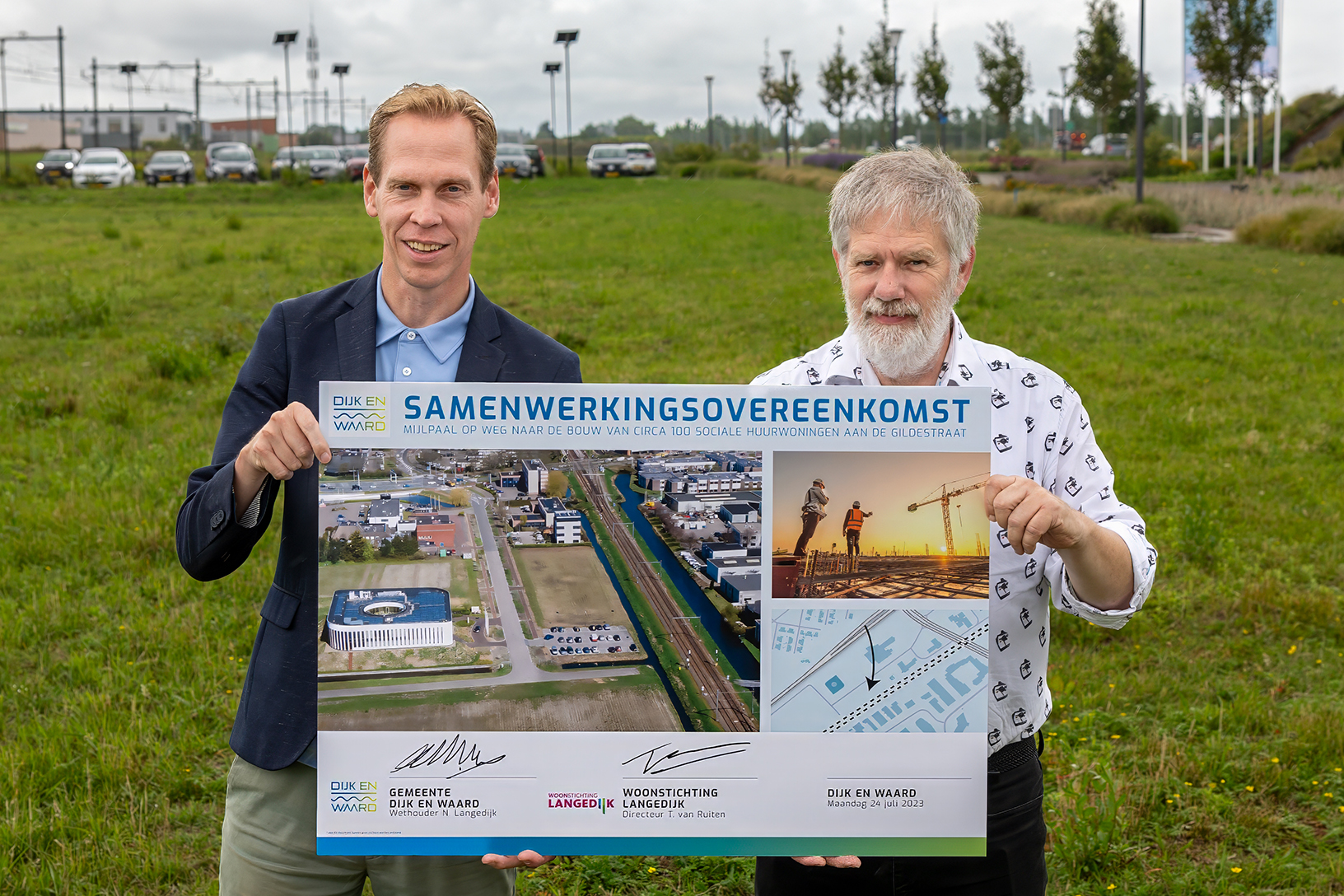 Wethouders Nils Langedijk (links) en directeur Tim van Ruiten van Woonstichting Langedijk staan samen op de bouwlocatie aan de Gildestraat. Het is de bedoeling dat hier circa 100 sociale huurwoningen worden gerealiseerd.-1 Wethouders Nils Langedijk (links) en directeur Tim van Ruiten van Woonstichting Langedijk staan samen op de bouwlocatie aan de Gildestraat. Het is de bedoeling dat hier circa 100 sociale huurwoningen worden gerealiseerd.