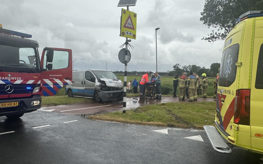 Automobiliste gewond na aanrijding Oudkarspel