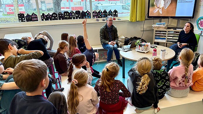Ecoloog Huub vertelt leerlingen van de Pater Jan Smitschool alles over de vleermuis.