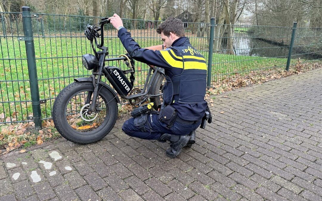Vrouw op fatbike botst tegen auto op Achterweg in Sint Pancras