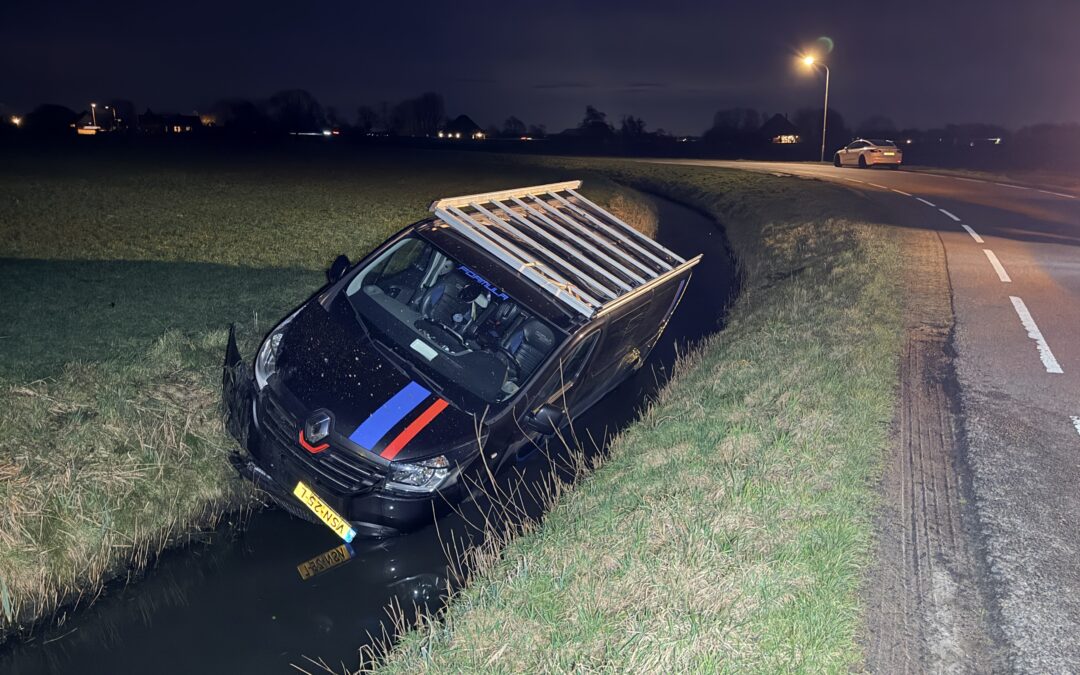 Bedrijfswagen te water langs Middenweg in Zijdewind, bestuurder ongedeerd