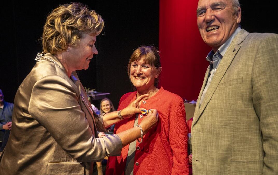 Mevrouw Marianne Steenbergen-Duker ontvangt een Koninklijke Onderscheiding