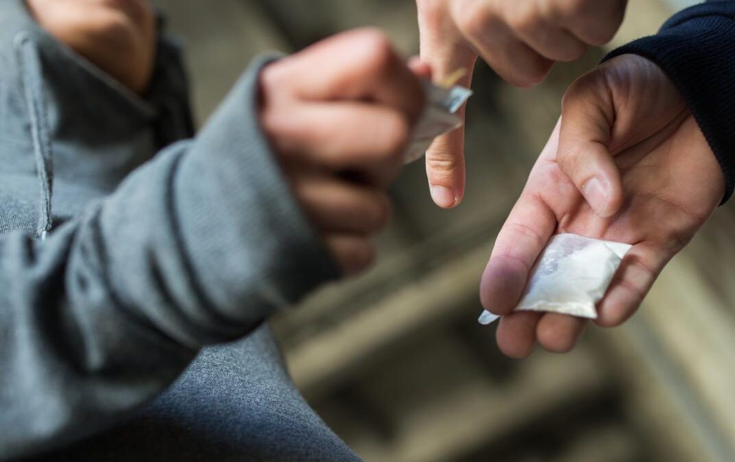 Burgemeester sluit bedrijfspand in Tuitjenhorn wegens hennepteelt