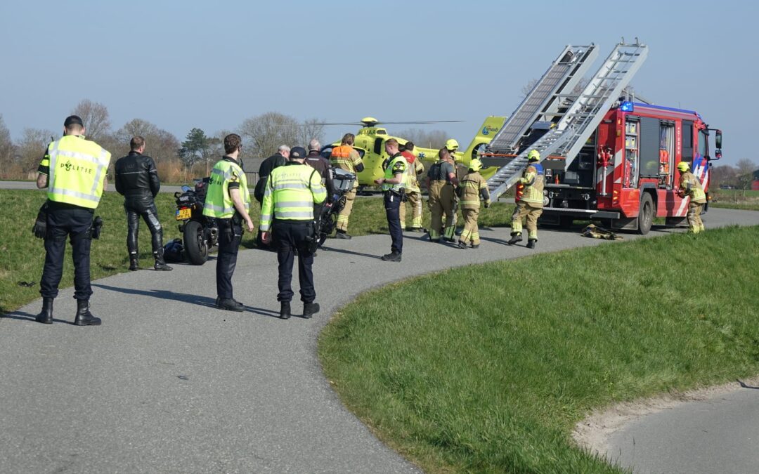 Sint Maarten-Op de Westfriese Zeedijk zijn twee motorrijders met elkaar in botsing gekomen
