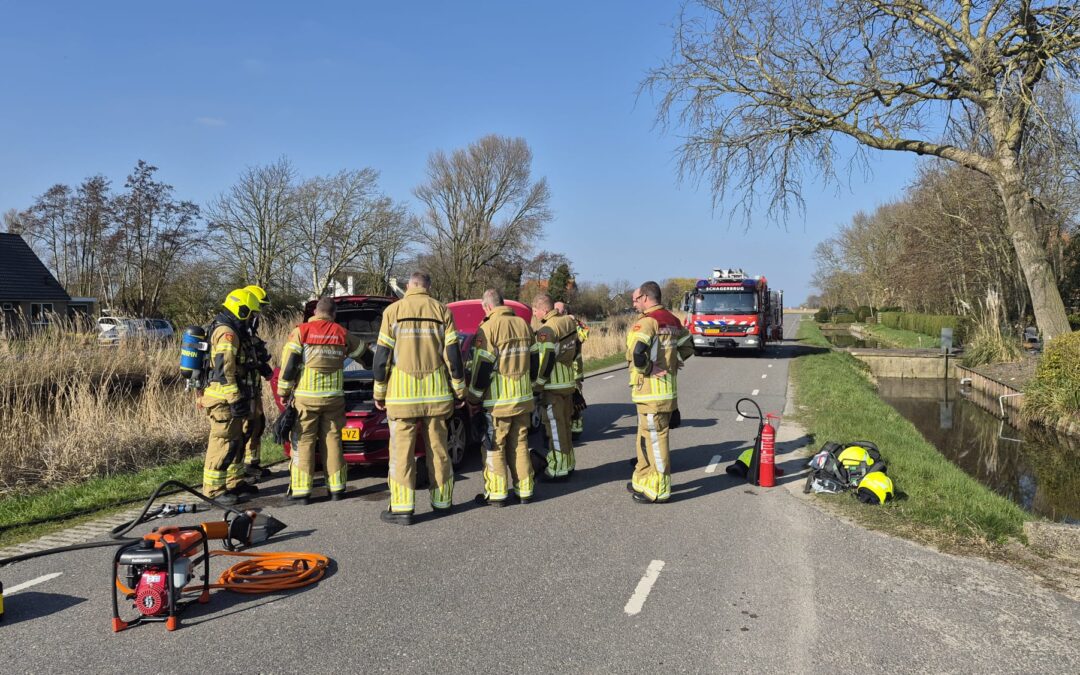 Sint Maarten – Tijdens een rit met een cabriolet is het zondag flink misgegaan toen er plots rook en brand onder de motorkap vandaan kwam.