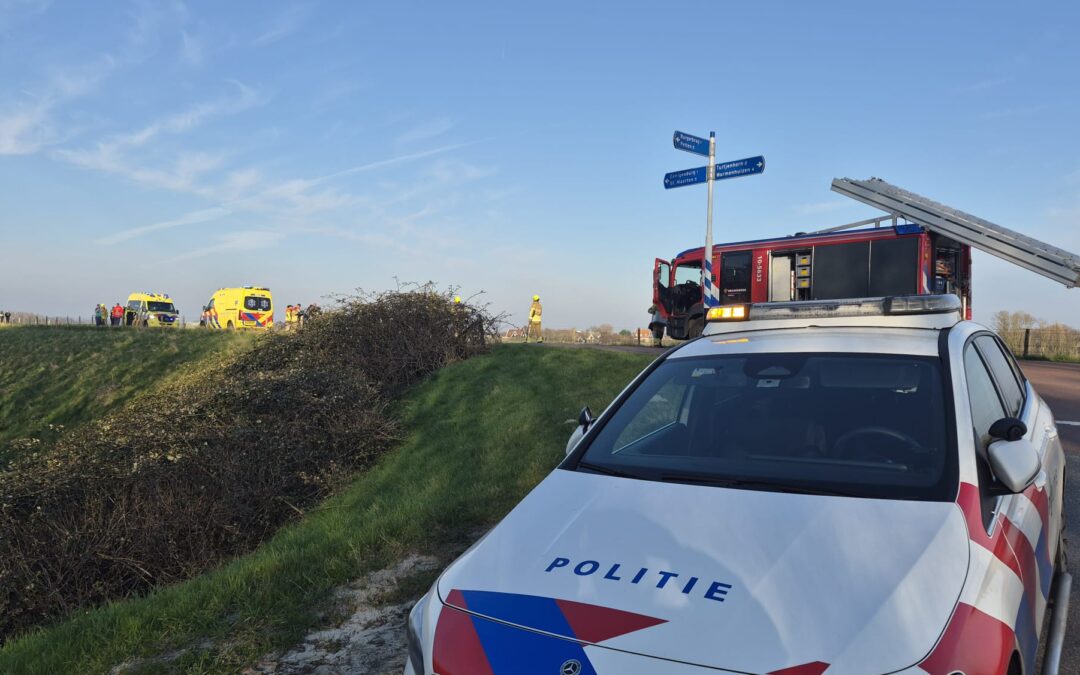 Motorrijder raakt zwaargewond na crash op Westfriese Zeedijk