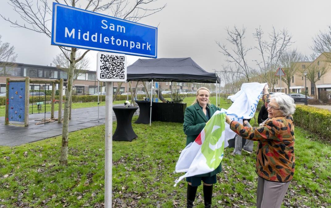 Nieuw straatnaambord eert kunstenaar Sam Middleton