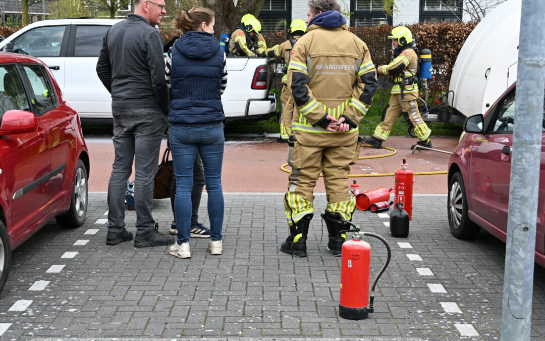 Autobrand met gasfles – weg afgesloten in ‘T Veld