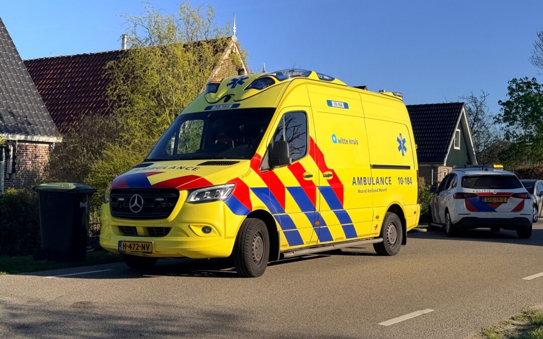 Botsing op Oosterdijk in Dirkshorn, auto’s belanden in tuin .