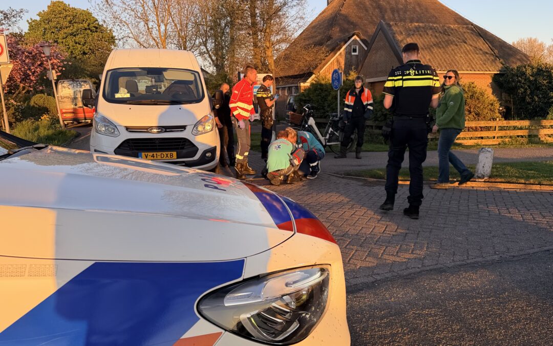 Vrouw naar ziekenhuis na botsing met koeriersbus in Warmenhuizen