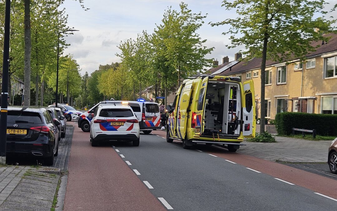 Twee motorrijders botsen in Schagen, ook geparkeerde auto geraakt