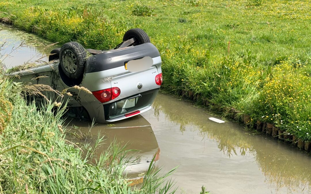 Auto belandt op z’n kop in het water langs De Tin in Barsingerhorn