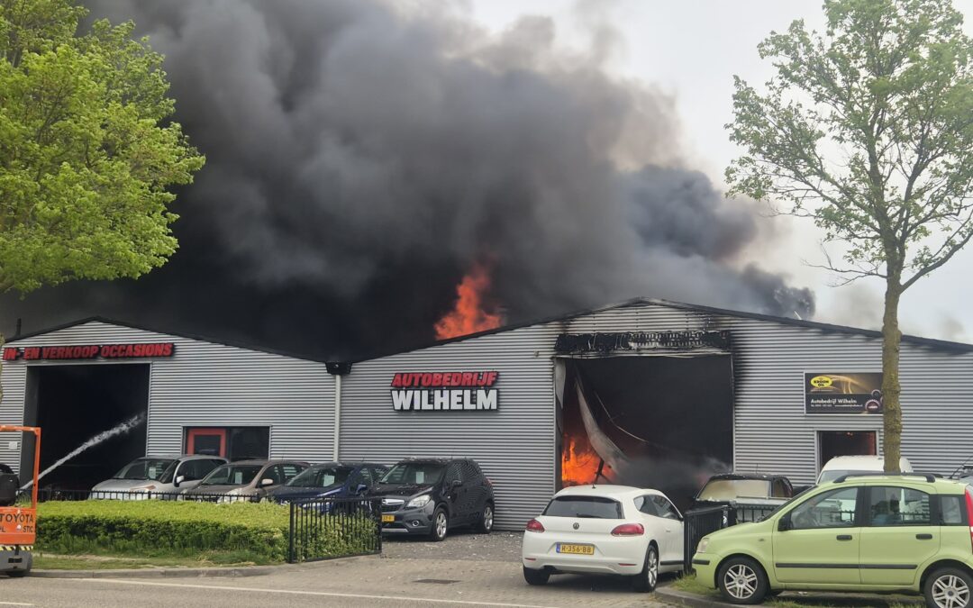 Grote brand bij autobedrijf brandweer schaalt op naar GRIP 1