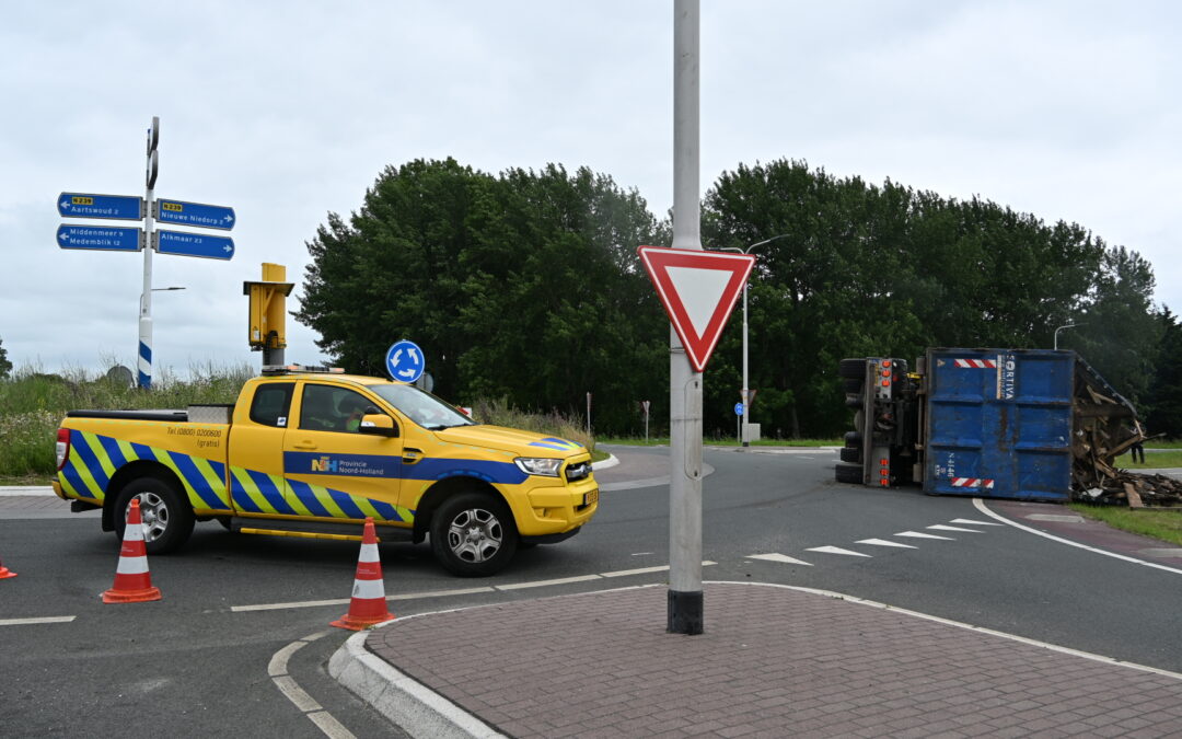 Vrachtwagen gekanteld op de N239 bij Winkel.